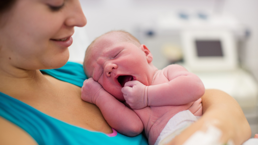 Vid vaginal förlossning är risken att barnet får smittan mindre än en halv procent och kvinnorna går igenom noggranna kontroller både före och efter förlossningen.  Foto: Shutterstock